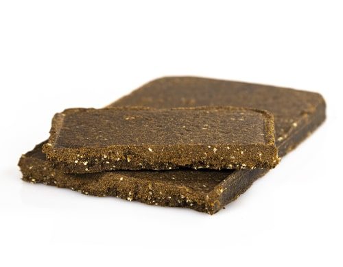 due pezzi di Hashish legale Super Lemon Haze di cbd al 10%