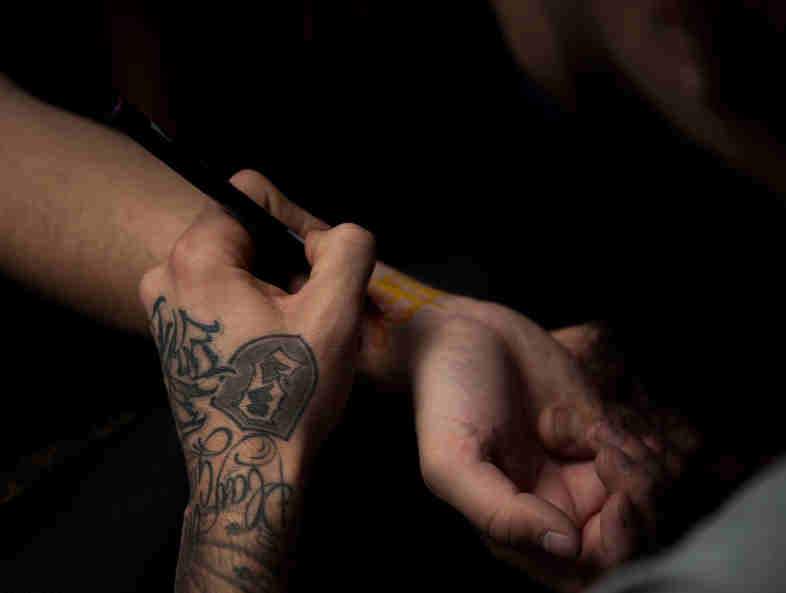 tatuatore a lavoro