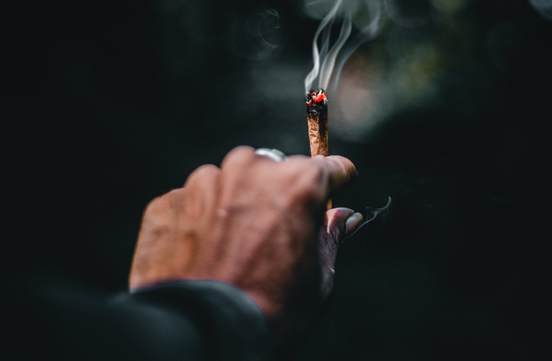 uomo messicano che fuma marijuana