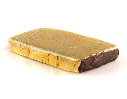 Tavoletta di Hashish legale ricoperta da una patina d'oro