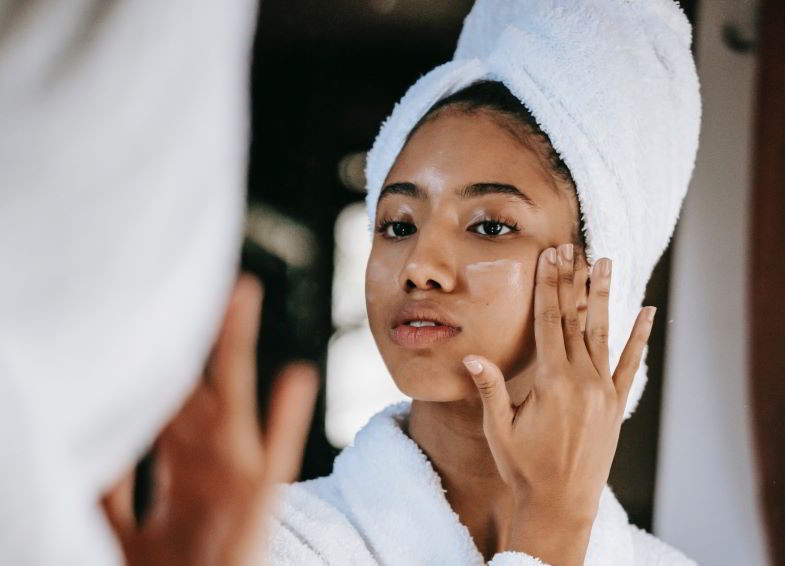 Crema alla canapa e proprietà cosmetiche per il viso.