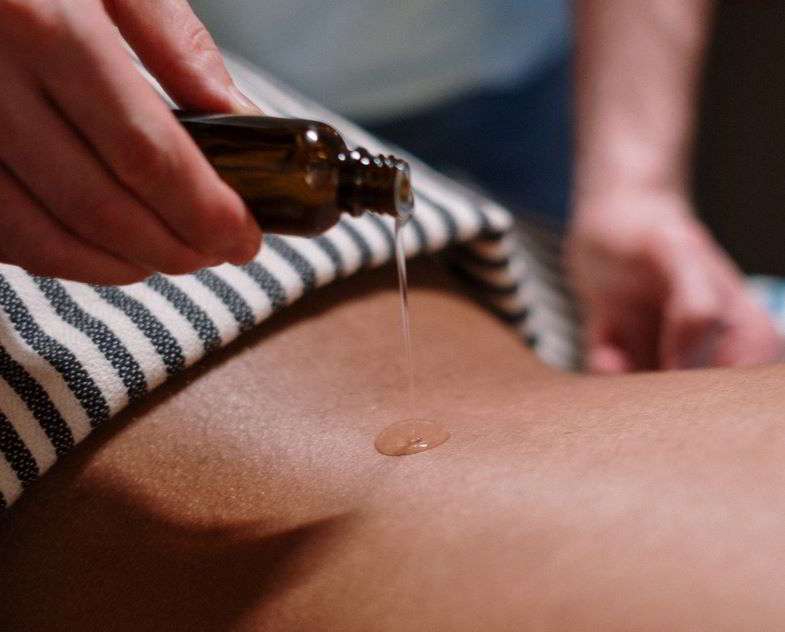 Olio di canapa e proprietà cosmetiche per il corpo.