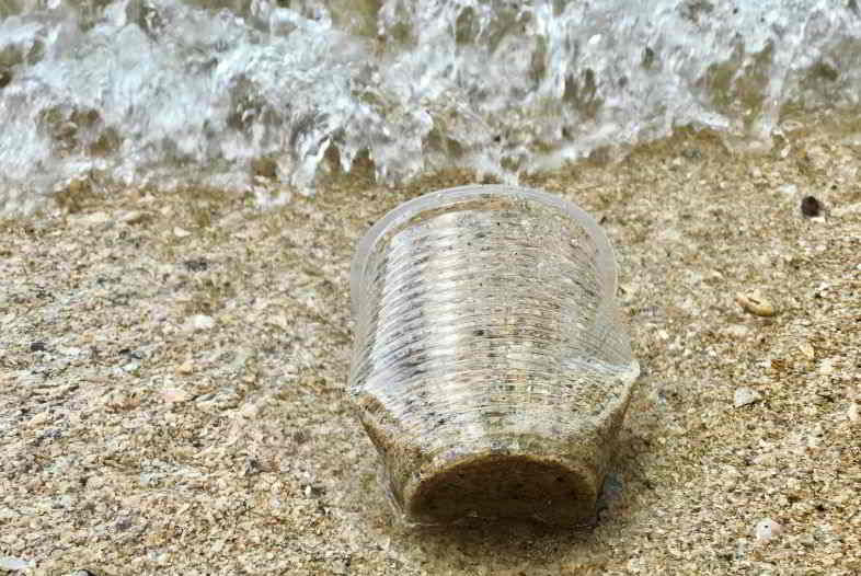 Plastica di canapa contro l'inquinamento ambientale.
