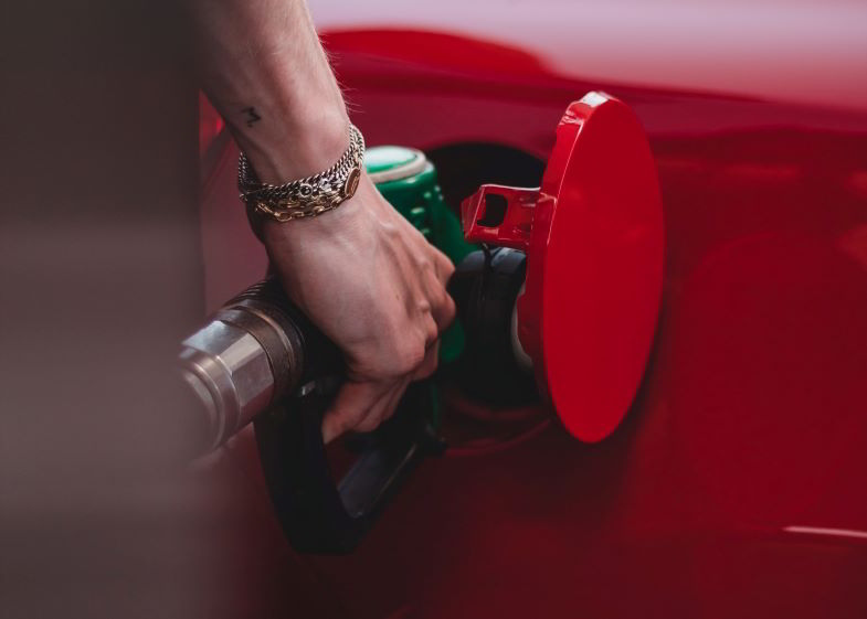 mano che rifornisce carburante alla canapa