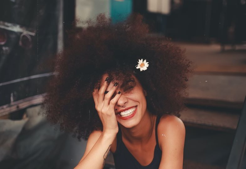 ragazza sotto gli effetti della marijuana