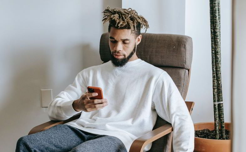 ragazzo che utilizza il telefono per il test sulla cannabis