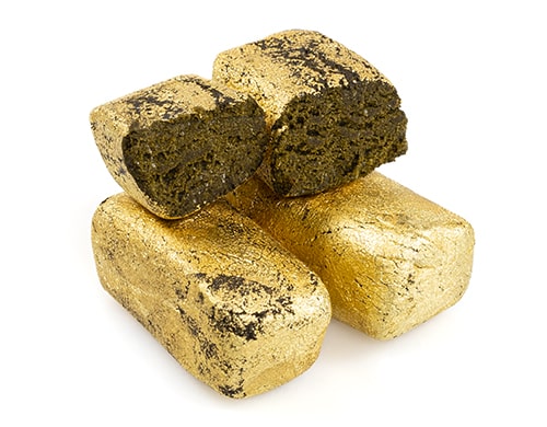 quattro pezzi di hashish legale colore oro afghan gold