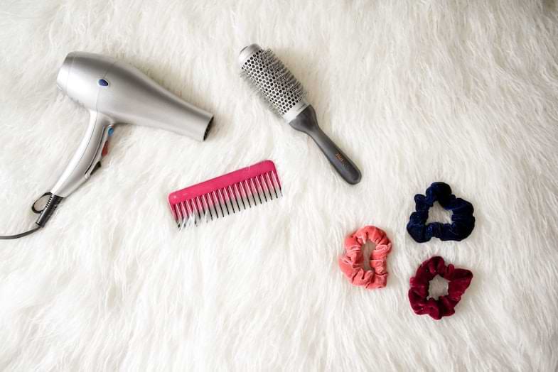 strumenti per la cura dei capelli