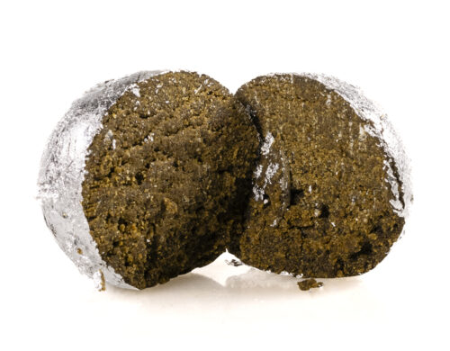 Sezione interna di hashish legale con copertura argentata