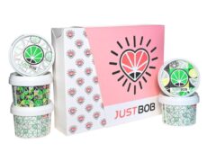 Kit San Valentino con confezione JustBob rosa e vasetti di cannabis light decorati.