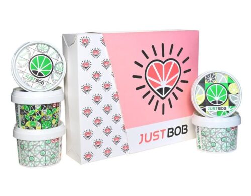 Kit San Valentino con confezione JustBob rosa e vasetti di cannabis light decorati.