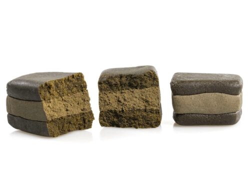 Diversi pezzi di hashish legale su sfondo chiaro
