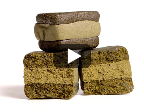 Stack di hashish legale con riproduzione multimediale