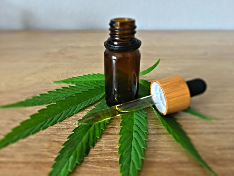 Boccetta di olio CBD sopra una foglia di cannabis | Justbob