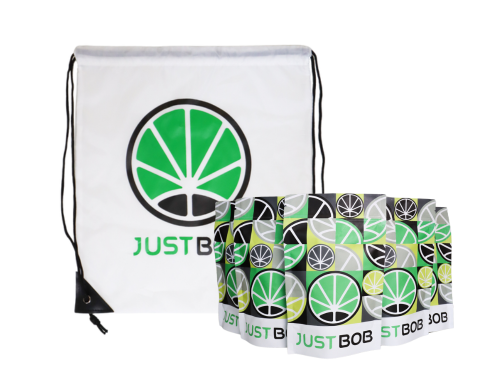 Zaino bianco con logo verde di JustBob e confezioni per cannabis light ed erba legale