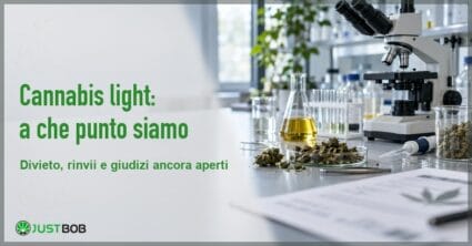 Banner con pannello chiaro, titolo verde e logo Justbob a sinistra, a destra un banco di laboratorio con microscopio