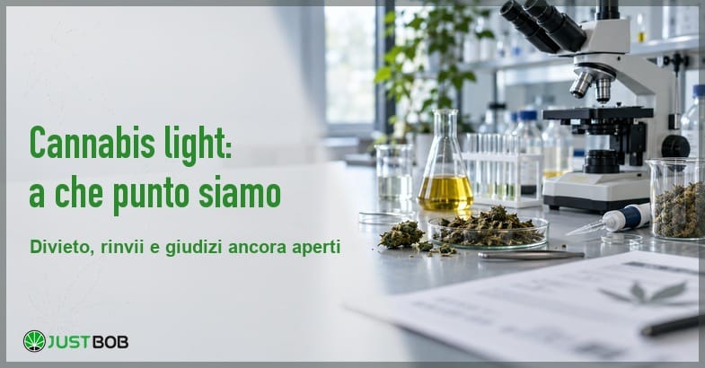 featured-cannabis-light-ultime-notizie-laboratorio Banner con pannello chiaro, titolo verde e logo Justbob a sinistra, a destra un banco di laboratorio con microscopio