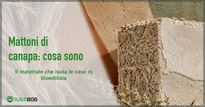mattoni-di-canapa-hempcrete-bioedilizia Banner Justbob sull'articolo dedicato ai mattoni di canapa, con un blocco di canapa e calce e un fascio di fibra grezza su parete color terracotta