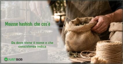 Banner con titolo verde e logo Justbob a sinistra; a destra un artigiano pesa materiale di canapa su una bilancia in ottone tra sacchi di juta